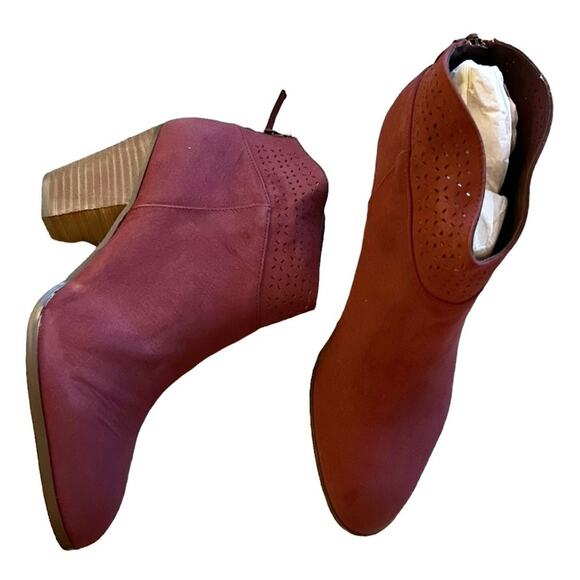 VIOLET &‎ RED Burgundy Faux Suede Laser Cut Ankle Booties 8.5 - Picture 2 of 7